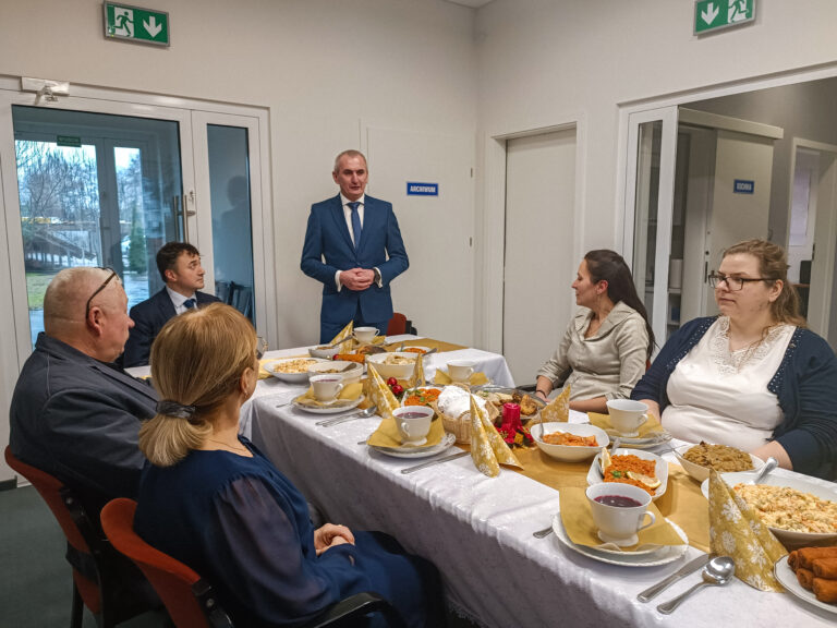 spotkanie wigilijne - widoczni pracownicy Spółki, Zarząd Spółki (Prezes) oraz Burmistrz Nowego Tomyśla - Pan Włodzimierz Hibner