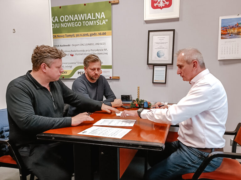 Podpisanie umowy przez Prezes Zarządu – Artura Bąka (z prawej) z Inwestorem JANTAR DEWELOPER SP. Z O.O. SP.K (z lewej)